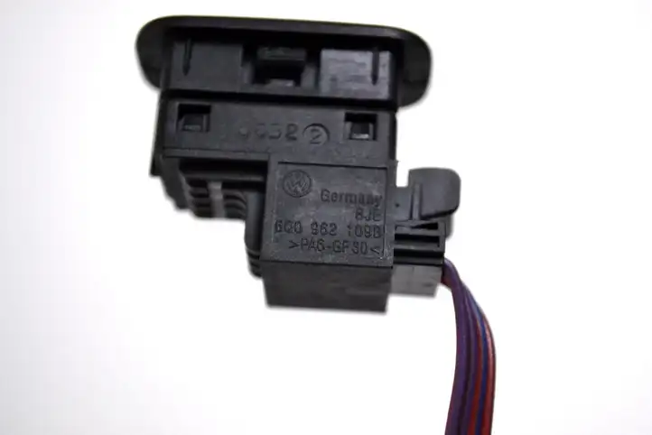 Volkswagen PASSAT CC (2008 - 2012) 6Q0962109B Кнопка фаркопа в багажнике — фото 5