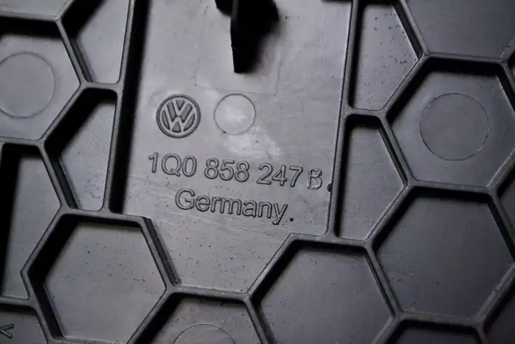 Volkswagen Scirocco (2008 - 2014) 1Q0858247B Боковая отделка панели приборов — фото 4