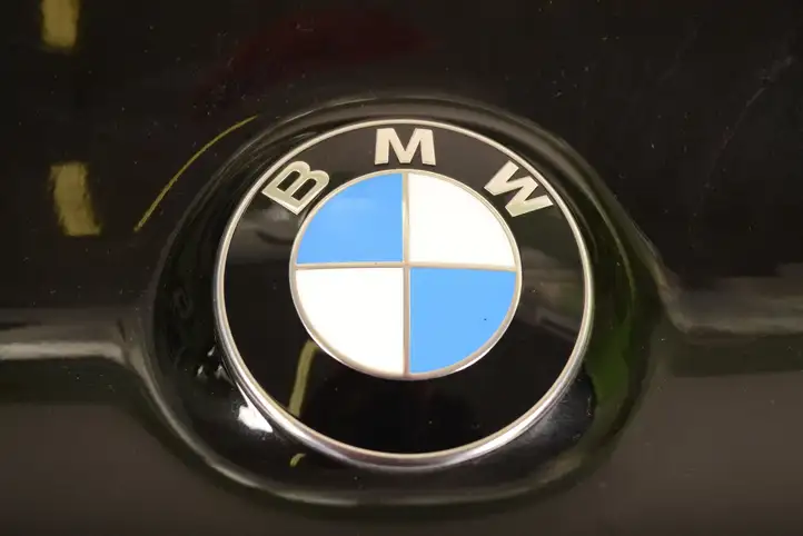 BMW 8 G15 (2018 - ) Крышка багажника — фото 10