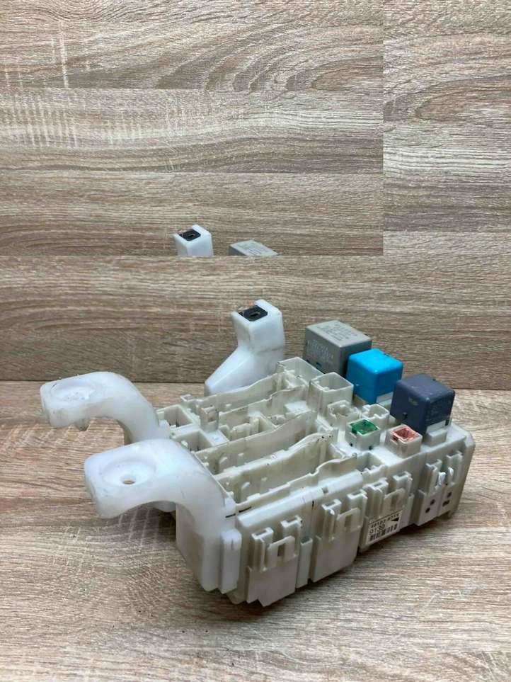 Toyota Prius (NHW20) (2003 - 2009)  401230216 Блок предохранителей