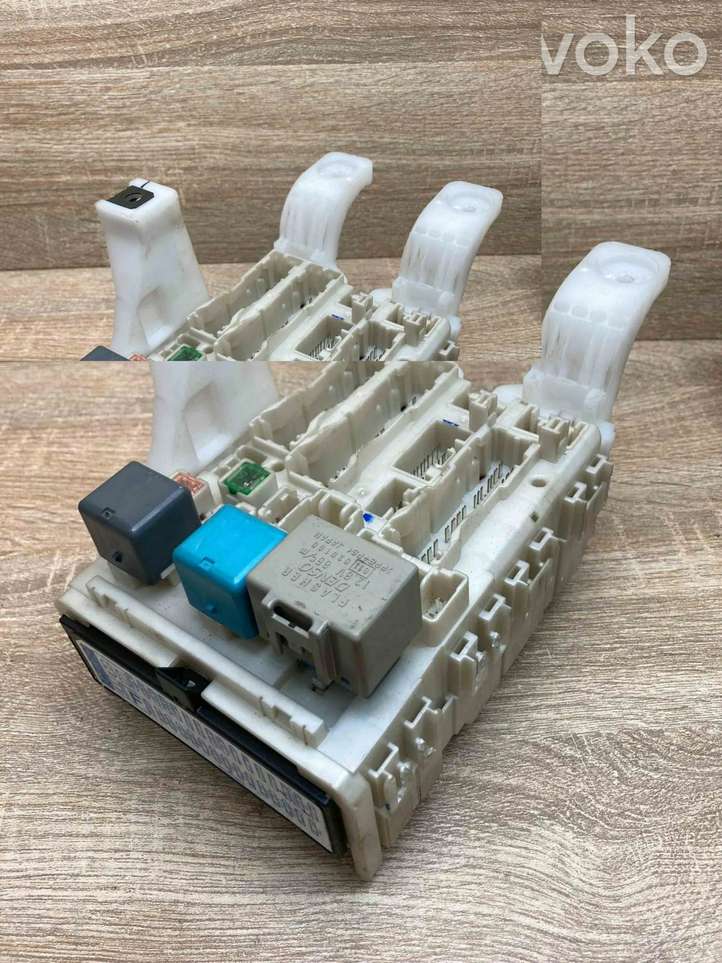 Toyota Prius (NHW20) (2003 - 2009)  307230073 Блок предохранителей