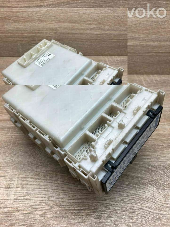 Toyota Prius (NHW20) (2003 - 2009)  307230073 Блок предохранителей