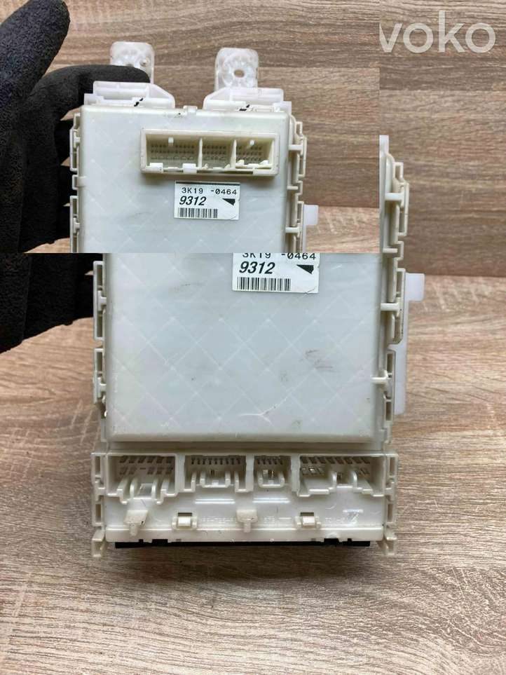 Toyota Prius (NHW20) (2003 - 2009)  307230073 Блок предохранителей