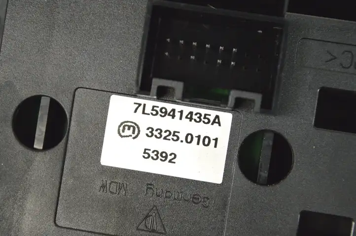 Porsche Cayenne (9PA) (2002 - 2010) 7L5941435A Кнопка фаркопа в багажнике — фото 5