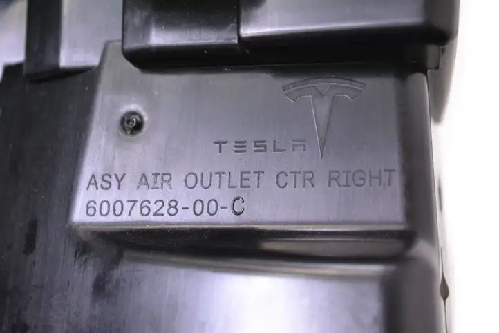 Tesla Model S (2012 - 2016) 600762800C Воздушная решетка панели — фото 5
