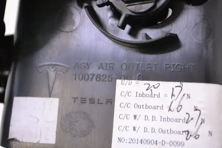 Tesla Model S (2012 - 2016) 100782500C Воздушная решетка панели — фото 5