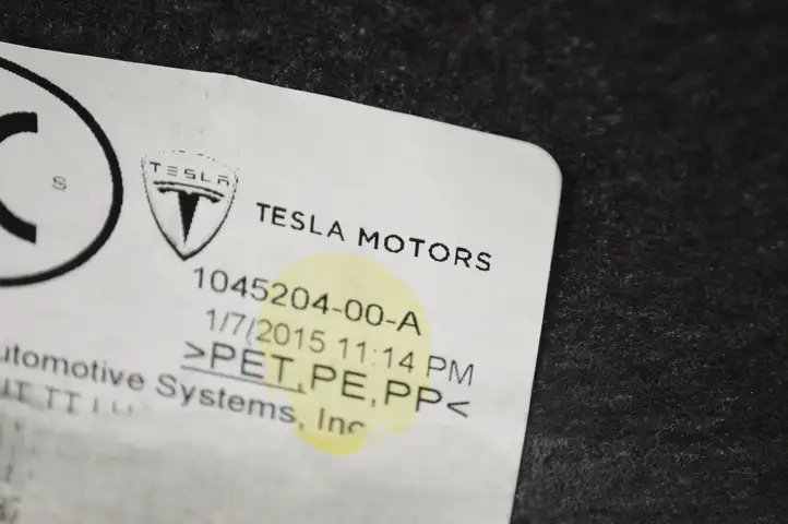 Tesla Model S (2012 - 2016) 104520400A Задняя боковая обшивка салона — фото 5