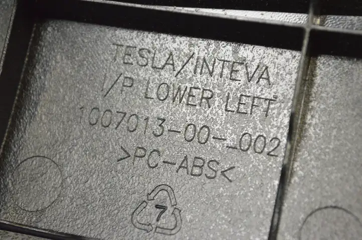 Tesla Model S (2012 - 2016) 100701300 Нижняя отделка панели приборов — фото 5