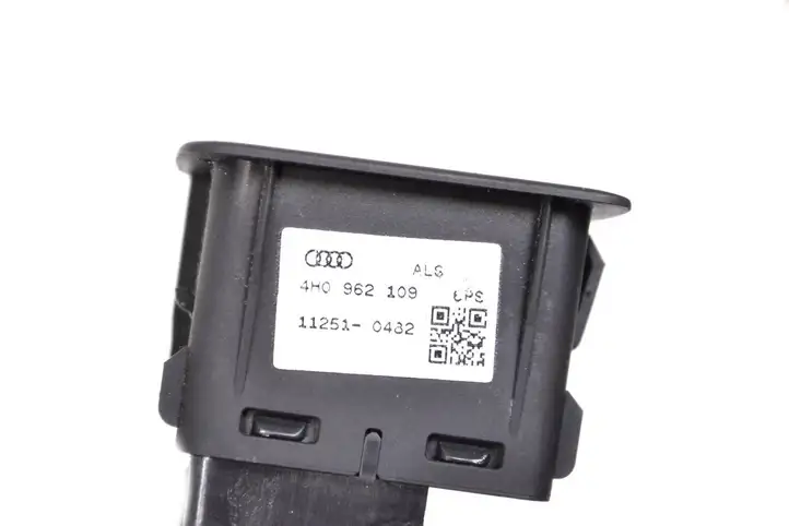 Audi A1 (2010 - 2014) 4H0962109 Кнопка фаркопа в багажнике — фото 5