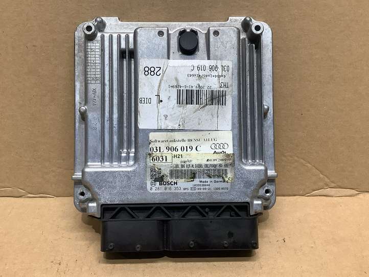 Audi A4 (2007 - 2011)  03L906019C Блок управления двигателя