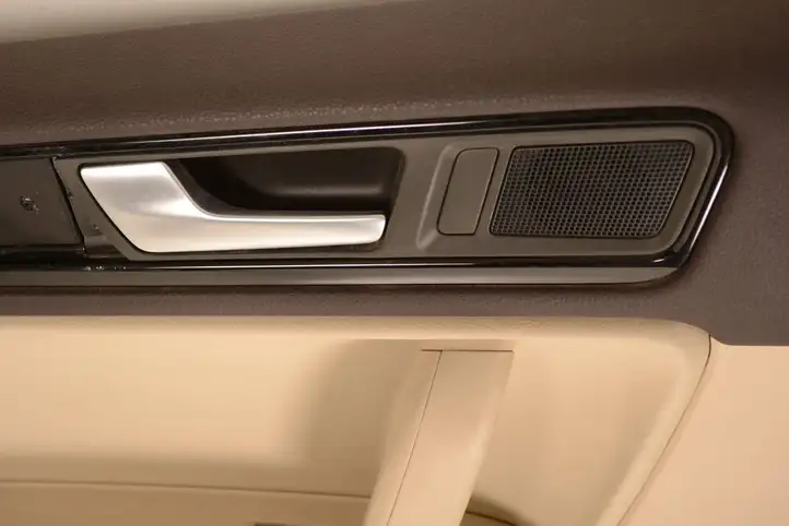 Volkswagen Touareg II (2010 - 2018) Обшивка задней двери — фото 4