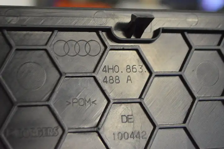 Audi A8 S8 D4 4H (2010 - 2014) 4H0863488A Накладка центрального динамика — фото 5