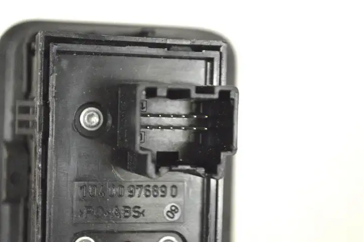 Land Rover Evoque I (2011 - 2015) BJ3211654BB Кнопка закрытия багажника — фото 5
