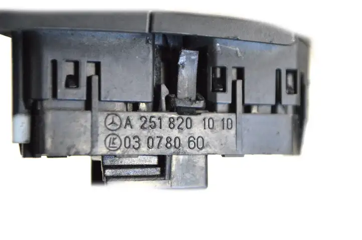 Mercedes-Benz R W251 (2005 - 2013) A2518201010 Кнопка фаркопа в багажнике — фото 6