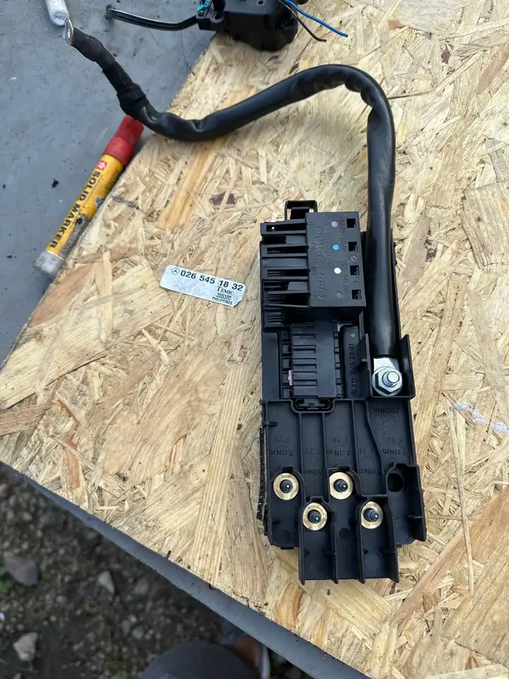 Mercedes-Benz E W211 (2002 - 2009)  013948411 Ящик предохранителей (комплект)