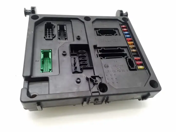 Volkswagen Sharan (2003 - 2010)  7M3962258M Блок предохранителей