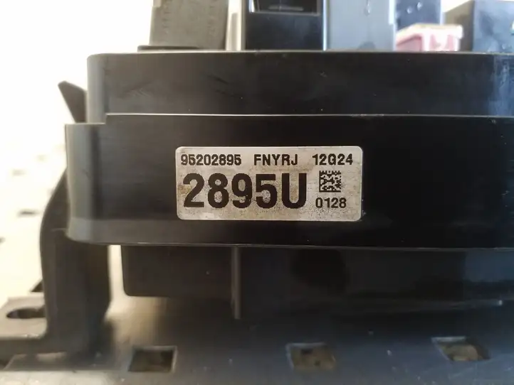Chevrolet Captiva (2011 - 2013) 95202895 Блок предохранителей — фото 2