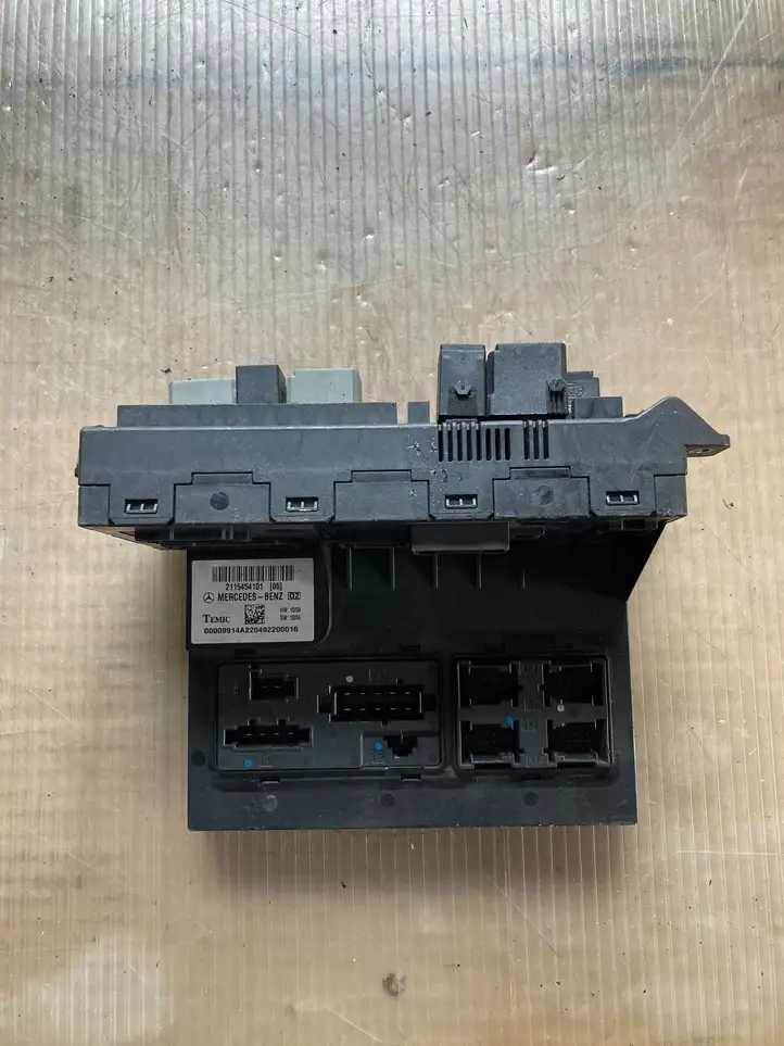 Mercedes-Benz CLS C219 (2003 - 2011) 2115454101 Блок предохранителей — фото 1