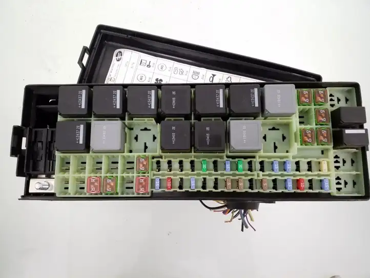 Land Rover Range Rover Sport (2009 - 2013)  CK5214K016AA Блок предохранителей