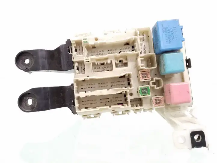Toyota Corolla E140 E150 (2007 - 2013)  8273002210 Блок предохранителей