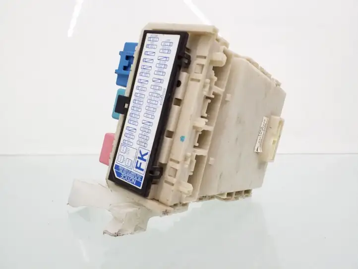 Toyota Corolla E140 E150 (2007 - 2013)  8273002210 Блок предохранителей