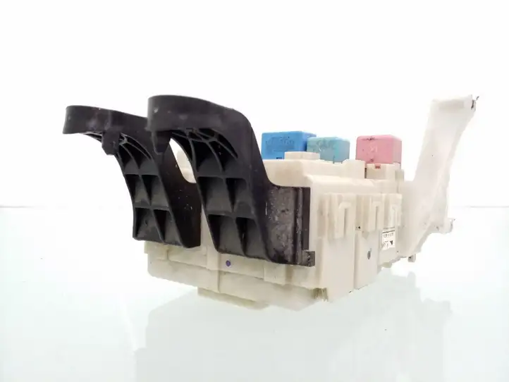 Toyota Corolla E140 E150 (2007 - 2013)  8273002210 Блок предохранителей