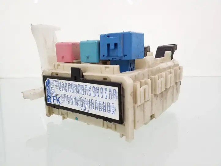 Toyota Corolla E140 E150 (2007 - 2013)  8273002210 Блок предохранителей