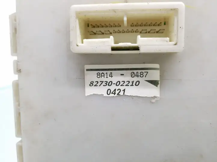 Toyota Corolla E140 E150 (2007 - 2013)  8273002210 Блок предохранителей