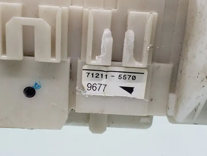 Toyota Corolla E140 E150 (2007 - 2013)  8273002210 Блок предохранителей