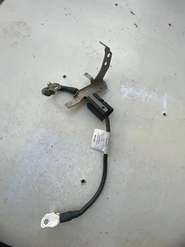 Volkswagen T-Roc (2017 - )  5Q0971250N Минусовый провод (аккумулятора)