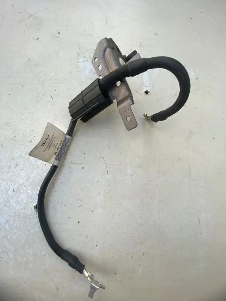 Volkswagen T-Roc (2017 - )  5Q0971250N Минусовый провод (аккумулятора)