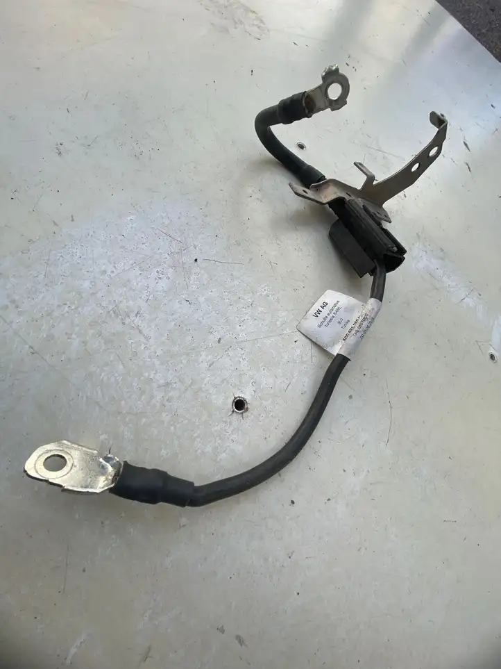 Volkswagen T-Roc (2017 - )  5Q0971250N Минусовый провод (аккумулятора)