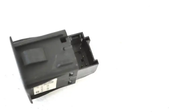 Audi A3/S3 8P (2008 - 2013) 4F0962109B Кнопка фаркопа в багажнике — фото 4