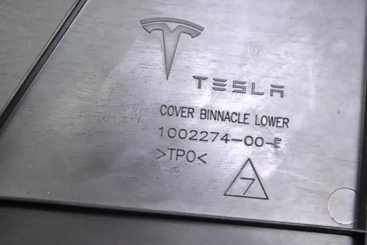 Tesla Model S (2016 - 2021) 100227400E Декоративная планка — фото 5