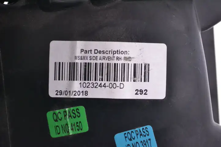 Tesla Model S (2016 - 2021) 102324400D Воздушная решетка панели — фото 5
