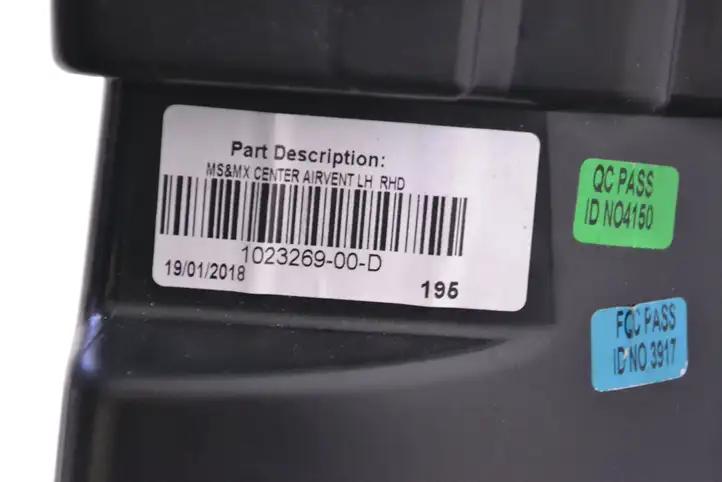 Tesla Model S (2016 - 2021) 102326900D Воздушная решетка панели — фото 5