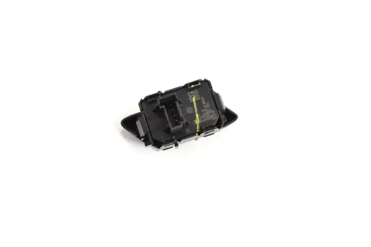 BMW X5 F15 (2013 - 2017) 6801352 Кнопка фаркопа в багажнике — фото 3