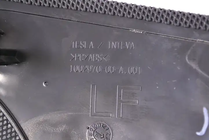 Tesla Model S (2016 - 2021) 100297000A Накладка центрального динамика — фото 5