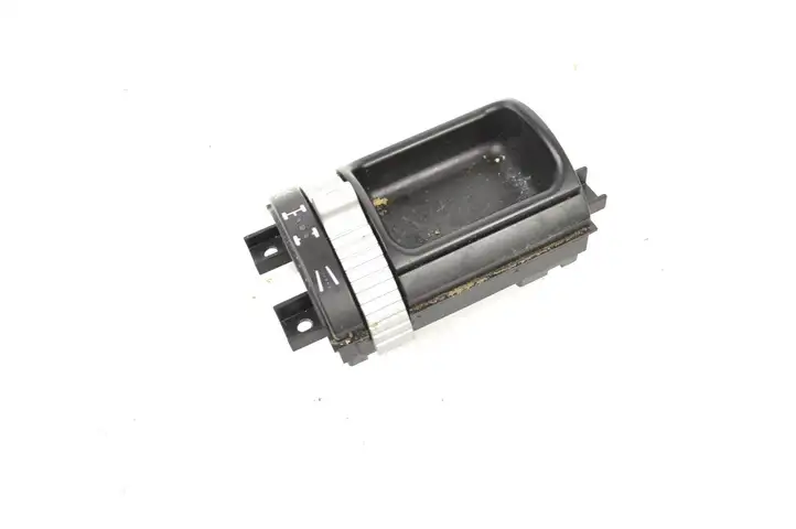 Porsche Cayenne (9PA) (2002 - 2010) 7L5941435A Кнопка фаркопа в багажнике — фото 2