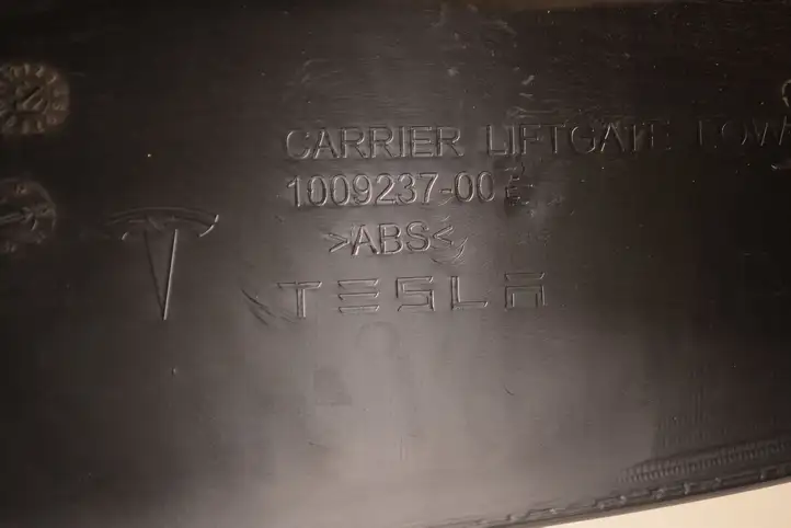 Tesla Model S (2016 - 2021) 100923700E Обшивка багажника — фото 8
