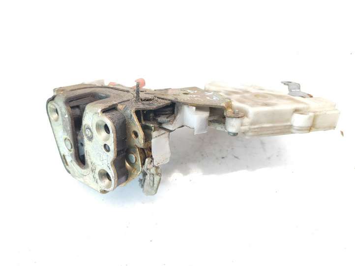 Nissan Almera Tino (2000 - 2006)  82553BM760 Замок задней двери