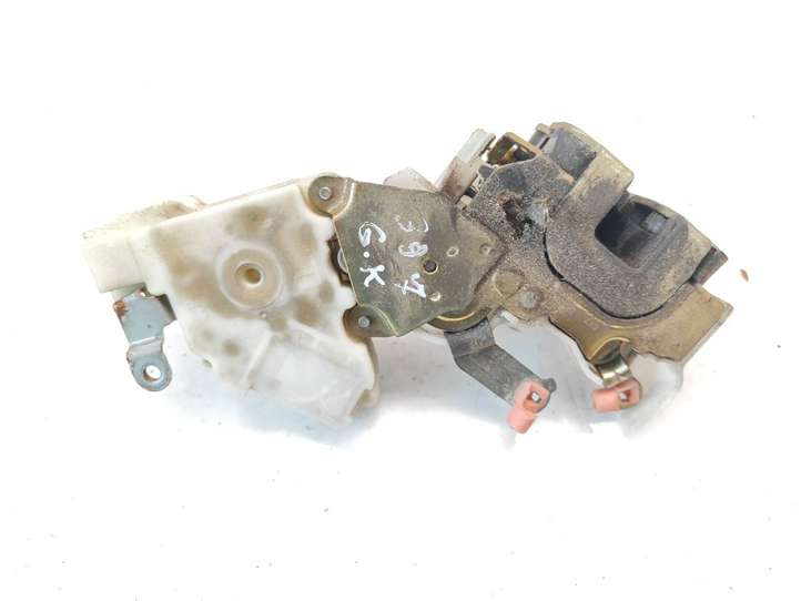 Nissan Almera Tino (2000 - 2006)  82553BM760 Замок задней двери