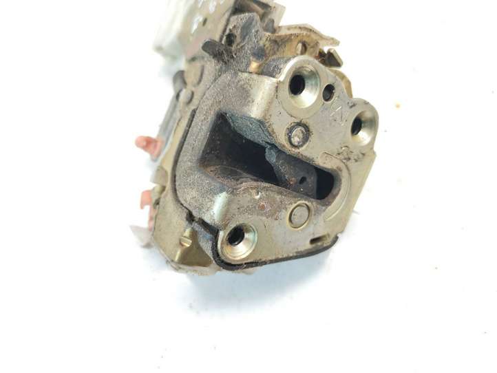 Nissan Almera Tino (2000 - 2006)  82553BM760 Замок задней двери