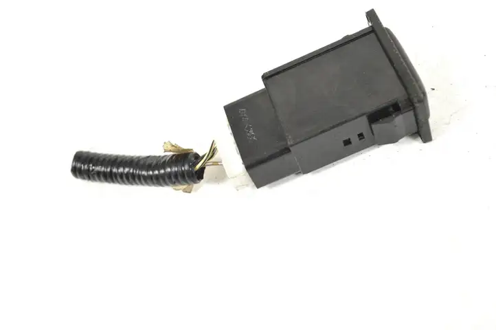 Toyota Corolla Verso E121 (2004 - 2007) TR8801DOT Кнопка фаркопа в багажнике — фото 3