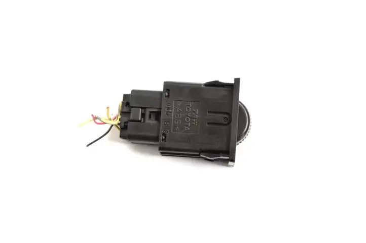 Toyota Corolla Verso E121 (2004 - 2007) 8415202021 Кнопка фаркопа в багажнике — фото 3