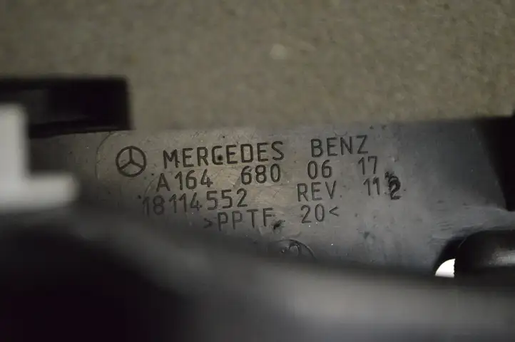 Mercedes-Benz ML W164 (2005 - 2011) A1646800617 Нижняя отделка панели приборов — фото 5