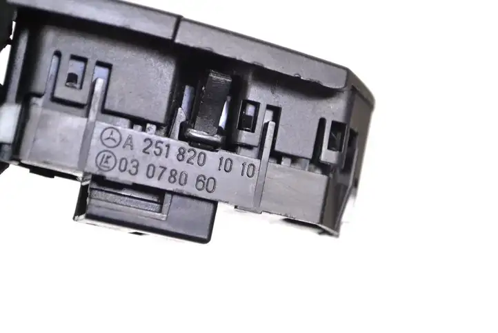 Mercedes-Benz ML W164 (2005 - 2011) A2518201010 Кнопка фаркопа в багажнике — фото 5