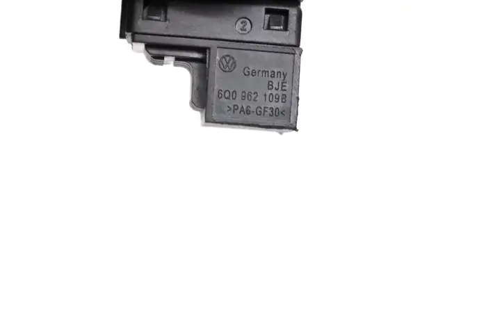 Volkswagen PASSAT CC (2008 - 2012) 6Q0962109B Кнопка фаркопа в багажнике — фото 4