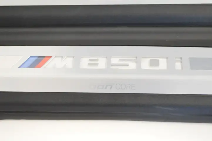 BMW 8 G15 (2018 - ) 8077784 Внутренняя обшивка порога (комплект) — фото 12