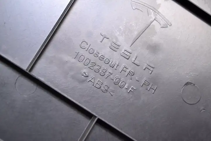 Tesla Model S (2012 - 2016) 100238700F Другая деталь консоли (туннеля) — фото 5